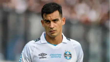 Negociação entre Grêmio e Santos: Transferência de Cristaldo por Soteldo enfrenta obstáculo nos bastidores.