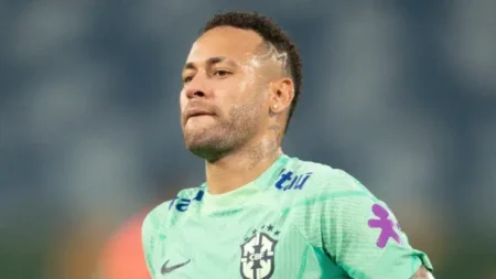 Neymar terá sua rescisão? Hilal toma decisão sobre saída do atacante e Santos é alertado sobre cláusula contratual.