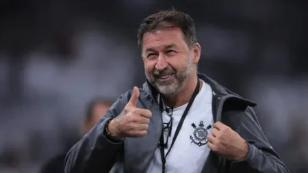 "Nicola afirma que São Paulo pode perder a camisa 10 para o Corinthians na disputa por Augusto Melo"