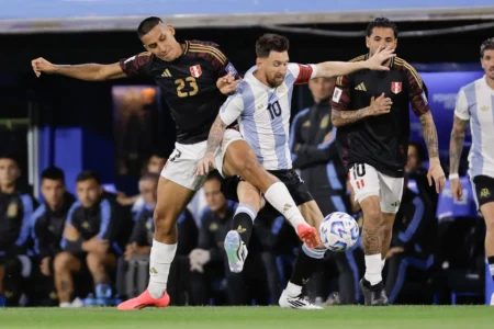 Paolo Guerrero reprova arbitragem em jogo da Argentina x Peru: "Era falta ao mínimo contato com Lionel Messi"