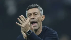 Pedro Caixinha pode não ser mais técnico do Santos, Luís Castro é aprovado como possível substituto.