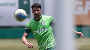 Piquerez segue em transição física e desfalcará Palmeiras no jogo contra o Bahia