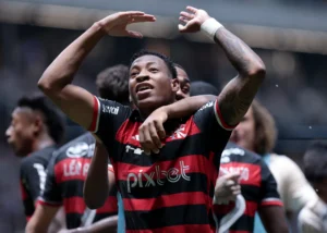 Plata volta a treinar com o grupo do Flamengo e pode reforçar equipe em jogo contra o Fortaleza