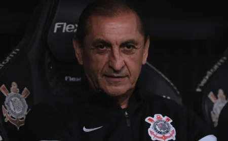 "Ramón Díaz é ovacionado após vitória do Corinthians sobre o Palmeiras: 'Banho tático' no Abel Ferreira"