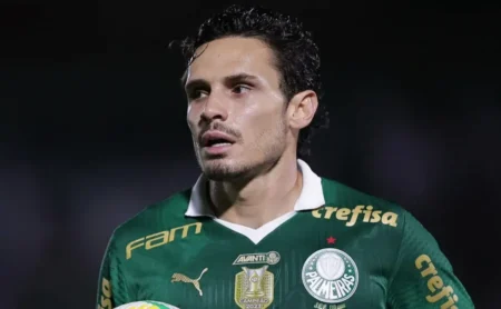 Raphael Veiga projeta clássico Corinthians x Palmeiras: "Um jogo com atmosfera única"