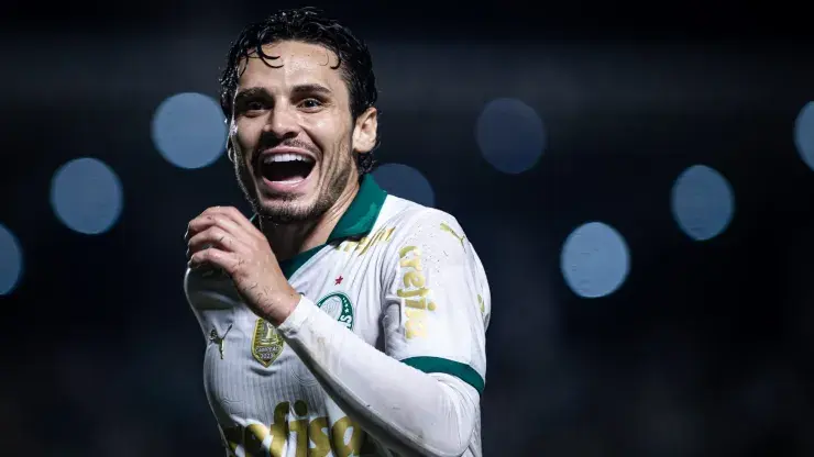 "Raphael Veiga Recebe Ovação da Torcida do Palmeiras: 'Impipocável, Craque e Não é Pouco'"