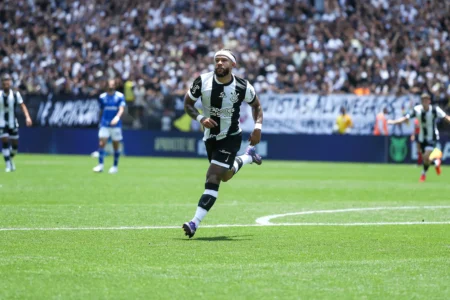 Reação do Corinthians impressiona Memphis: "Não esquecer de onde saímos"