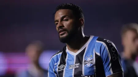 Reinaldo é vaiado no estádio e criticado nas redes sociais: "Ninguém aguenta mais" - Pressão sobre o jogador aumenta