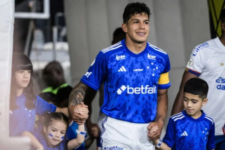 "Romero, Artilheiro do Cruzeiro, Cita Compatriota como Referência e Celebra Momento de Grande Felicidade"