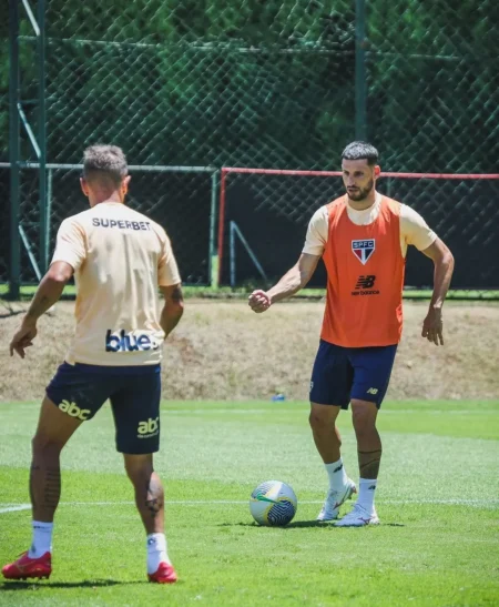 São Paulo: Calleri retorna a treinar com bola, dúvida para jogo contra Bragantino