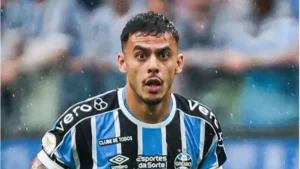 "Saídas no Grêmio: Carballo, Adriel e Grando estão na lista de jogadores que deixarão o clube comandado por Renato Portaluppi"