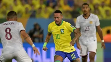 "Seleção Brasileira enfrenta Venezuela com 6 novos titulares e Neymar no time"