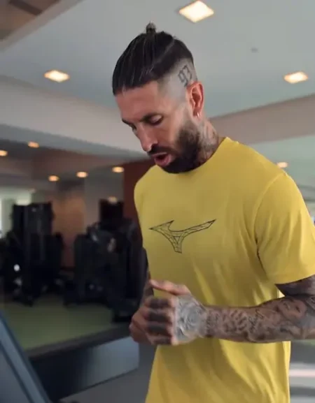 Sergio Ramos oferece seus serviços ao Real Madrid, mas clube não demonstra interesse no veterano.