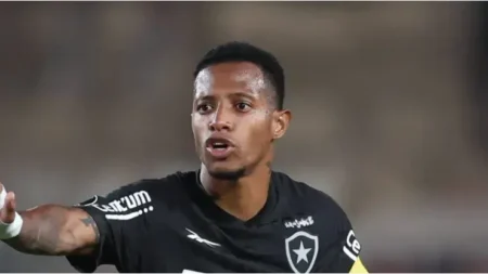 Tchê Tchê Pensa em Deixar o Botafogo Após Vaias da Torcida no Estádio