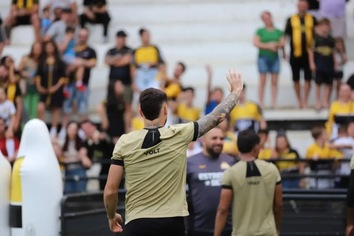 Torcedores Revivem a Emoção no Treino Aberto do Criciúma no Estádio Heriberto Hülse