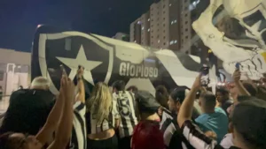 Torcida do Botafogo Faz Grande Festa para Jogadores Antes de Viagem a São Paulo