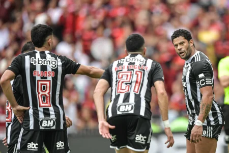 "Treta entre Hulk e Battaglia no Flamengo x Atlético-MG repercute na imprensa argentina"