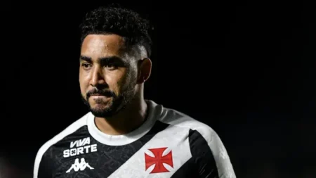 "Vasco em 2024: Dimitri Payet fora do clube é uma opção em consideração, diz em entrevista"