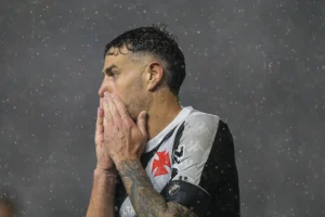 Vegetti, artilheiro do Vasco, enfrenta seu maior jejum sem gols no Brasileirão