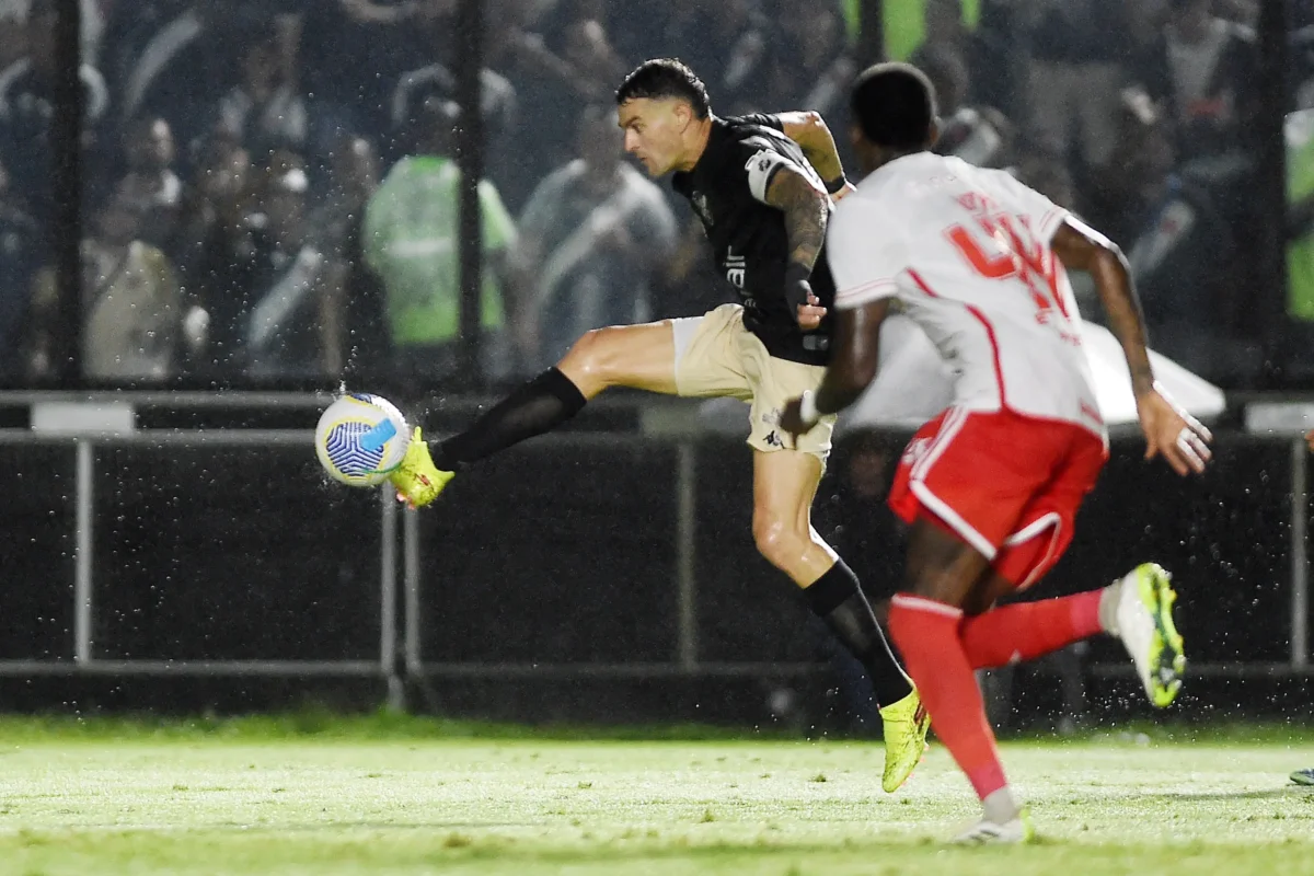 "Veggetti admite vergonha após derrota do Vasco: 'É hora de parar de pedir desculpas'"