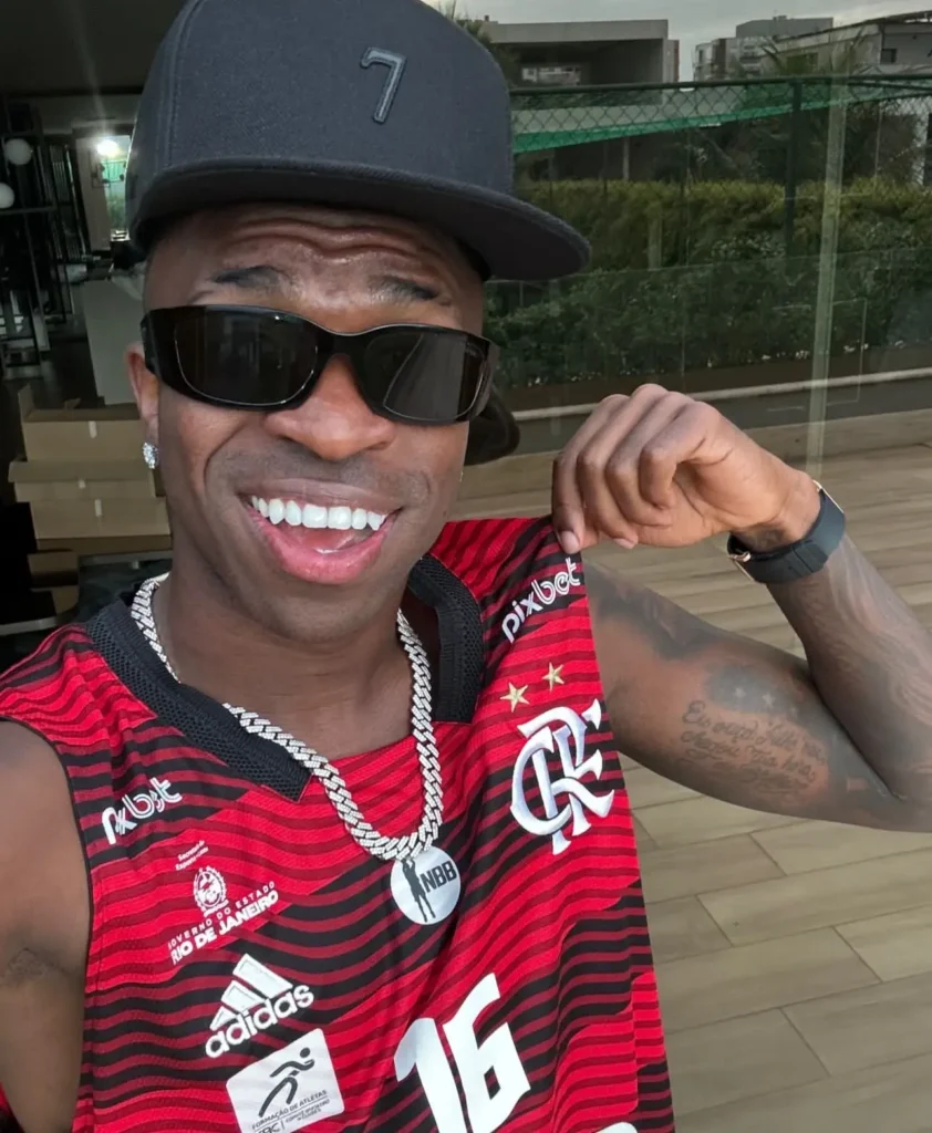 Vini Jr. Celebra Título da Copa do Brasil Vestindo Camisa do Flamengo