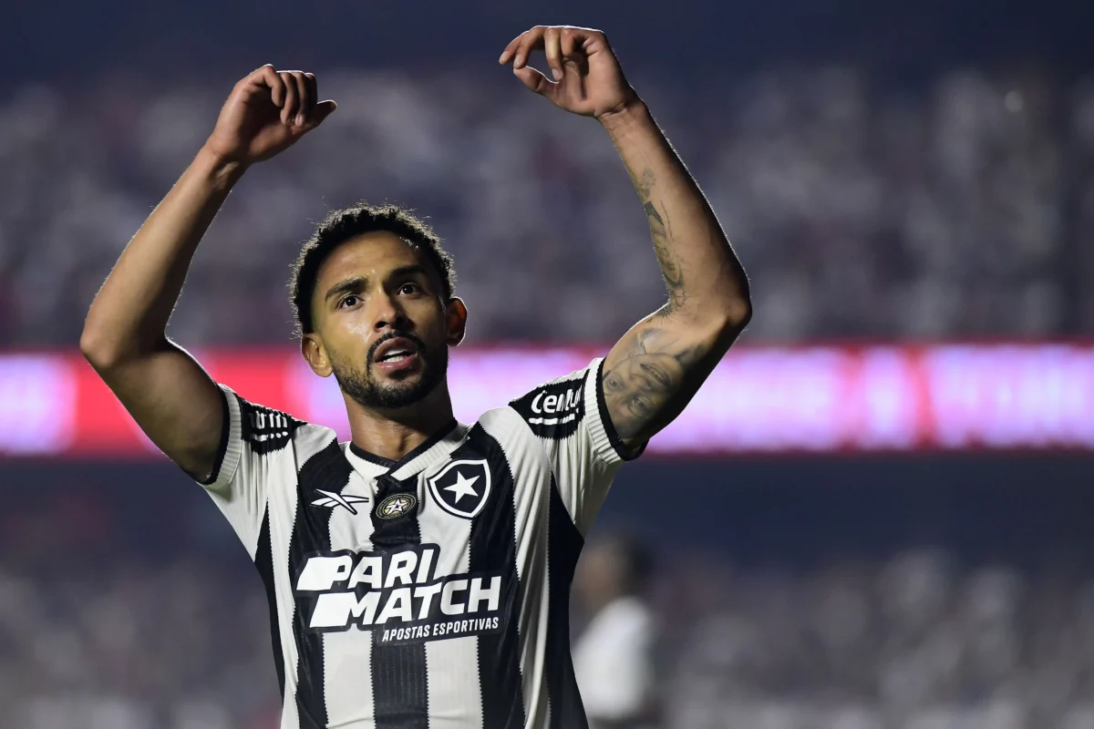 "Vitinho e o Botafogo Reencontram o Atlético-MG: Revanche Especial para o Atacante"