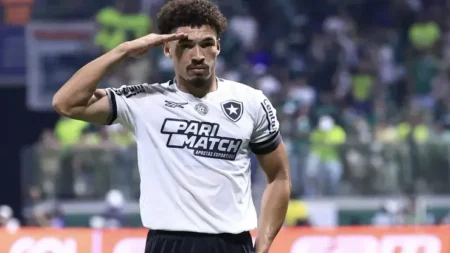 "Adryelson se Alivia do Peso nas Costas após Partida de Palmeiras x Botafogo"