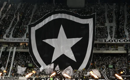 "Alex Telles festeja título de 2023 do Botafogo: 'Aturem ou surtem'"