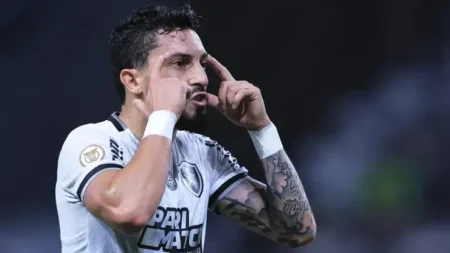 "Alex Telles projeta reta final do Palmeiras: Botafogo e mais um desafio importante"