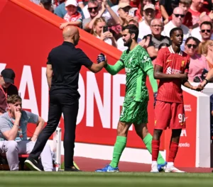 "'Alisson elogia Arne Slot e compara-lhe o trabalho de Klopp no Liverpool: há ideias em comum'"