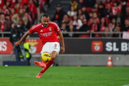 "Arthur Cabral busca manter performance no Benfica sob comando de Nelo Vingada"