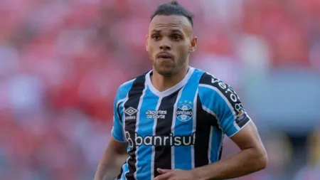 Atacante do Grêmio, Braithwaite faz duras críticas ao futebol brasileiro: "Muito perigoso"