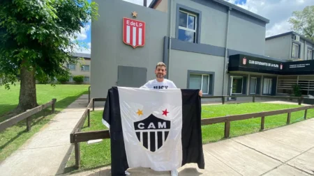 Bandeira do Atlético-MG com erro de design na Libertadores