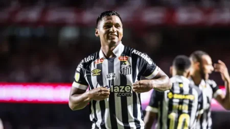 "Bastidores revelados: Santos anuncia retorno de atacante após negociação com Atlético Nacional"