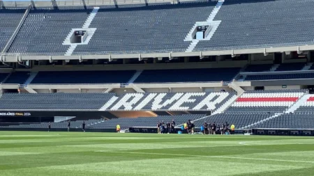 "Botafogo realiza reconhecimento do gramado antes da final da Libertadores 2023"