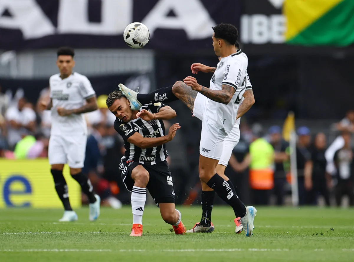 Botafogo x Atlético-MG: Cartão vermelho para Gregore em seu primeiro minuto de jogo.