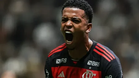 Carlinhos define seu futuro no Flamengo com Filipe Luís após período de descanso