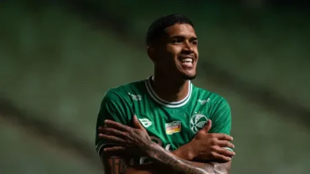 O clube europeu tem vantagem para contratar Lucas Barbosa e tenta afastar a concorrência no mercado.