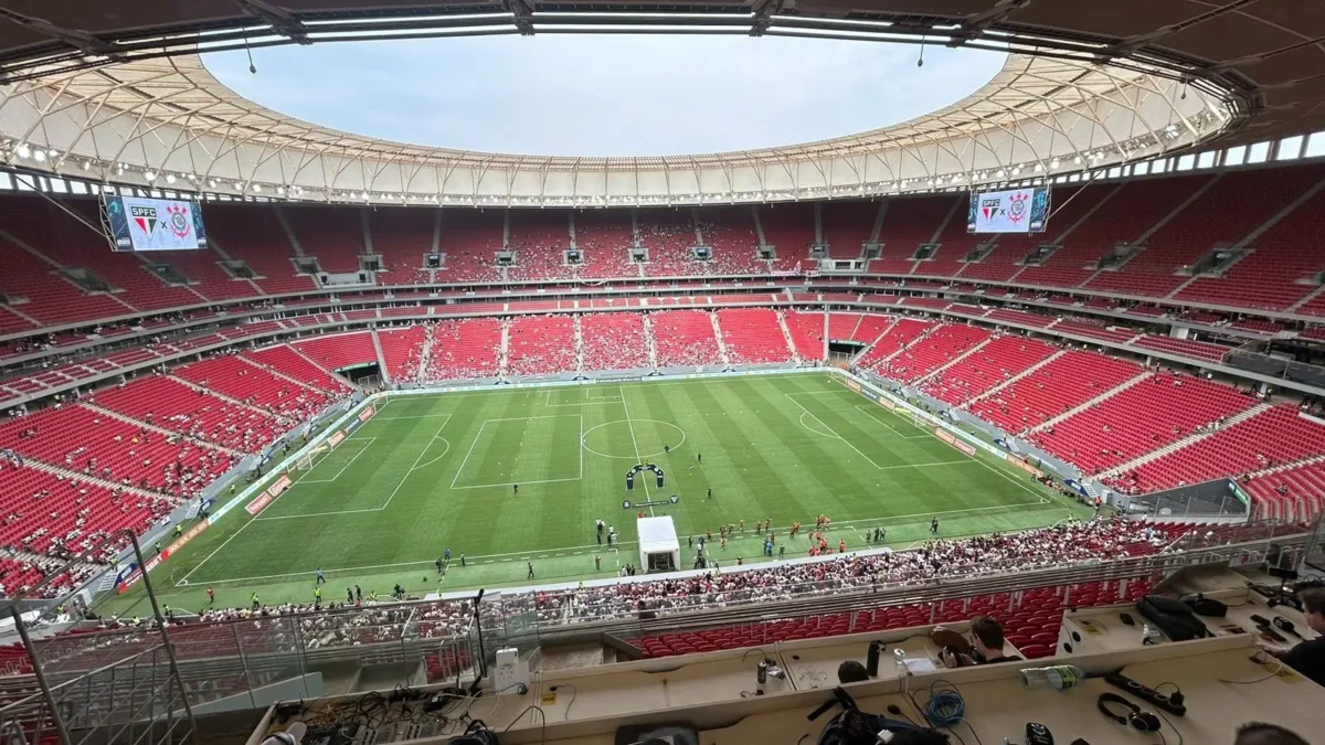 "Estádio Alternativo do São Paulo: Mané Garrincha ou Pacaembu?"