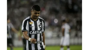 Ex-jogador do Botafogo marca golaço em estreia pela Seleção Uruguaia.