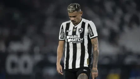 "Expulsão de Tiquinho Soares: Entenda a Súmula do Jogo Botafogo x Vitória Segundo Ramon Abatti"