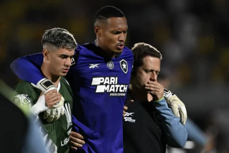 "Expulso em Peñarol x Botafogo, goleiro relata provocação de John: 'Disse que eu não tínhamos chance'"