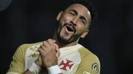 Felipe Maestro surpreende Dimitri Payet nos bastidores do Vasco