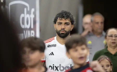 Gabigol é substituído no intervalo e torcida do Flamengo pede sua saída: "Obrigado por tudo, Gabigol"