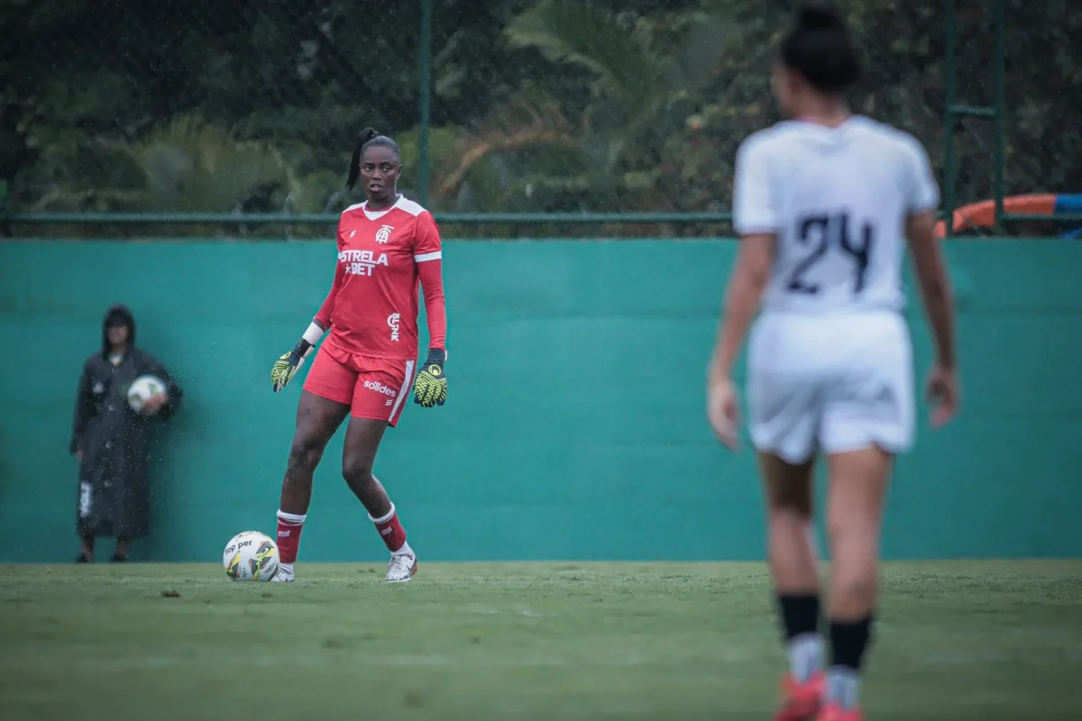 Goleira do América-MG recebe alta após choque de cabeça em jogo da semifinal