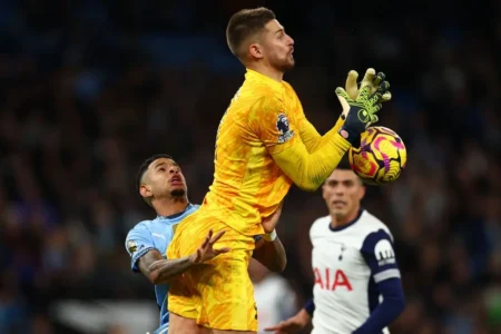 Goleiro do Tottenham atua com tornozelo fraturado na goleada sobre o Manchester City