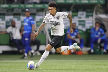 "Igor Jesus destaca força mental do Botafogo após vitória: 'Nenhum momento estávamos abalados, confiança em alta'"