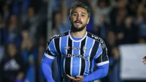 "João Pedro rebate Renato Portaluppi em Cruzeiro X Grêmio: 'Você manda para os lados'"