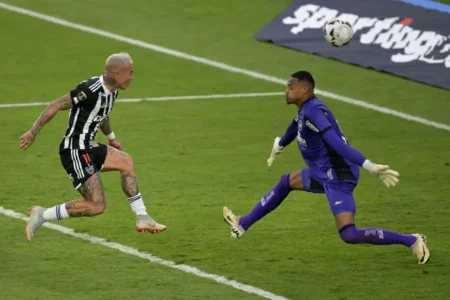 "John se emociona após título da Libertadores pelo Botafogo: 'Prometi para minha filha que ganharíamos a Libertadores'"