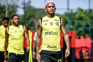 "Jovens Jogadores do Flamengo se Destacam com a Presença de Filipe Luís e se Tornam Soluções Caseiras"